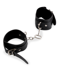 Laden Sie das Bild in den Galerie-Viewer, 8-teiliges BDSM-Set aus Kunstleder mit Nieten