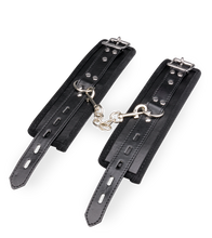 Laden Sie das Bild in den Galerie-Viewer, BDSM-Handfesseln aus Leder