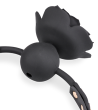 Laden Sie das Bild in den Galerie-Viewer, Gagball aus Silikon und Kunstleder mit Rosen-Dekor