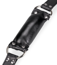 Laden Sie das Bild in den Galerie-Viewer, Gepolsterter Knebel aus Kunstleder