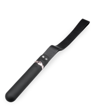 Laden Sie das Bild in den Galerie-Viewer, Gürtel-Flogger mit vibrierendem Griff