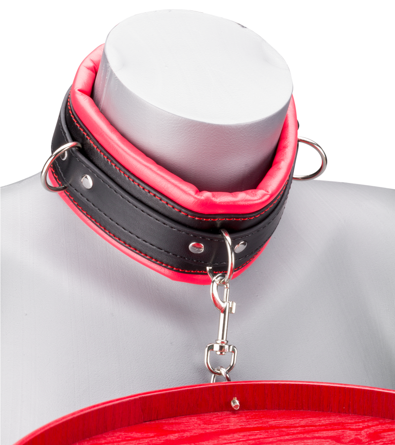 Hals- und Handfesseln mit Tablett für Sub