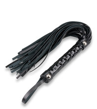 Laden Sie das Bild in den Galerie-Viewer, Kleiner BDSM-Flogger Docility