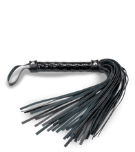 Laden Sie das Bild in den Galerie-Viewer, Kleiner BDSM-Flogger Docility