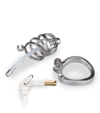 Laden Sie das Bild in den Galerie-Viewer, Kurzer Penis-Käfig mit Harnröhrenplug Judgment