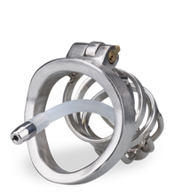 Laden Sie das Bild in den Galerie-Viewer, Kurzer Penis-Käfig mit Harnröhrenplug Judgment