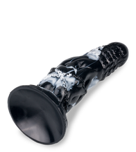 Laden Sie das Bild in den Galerie-Viewer, Saugnapf-Dildo Drache in Ketten 21 cm