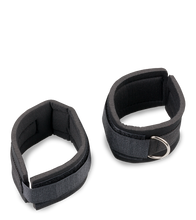 Laden Sie das Bild in den Galerie-Viewer, Set aus Ballknebel und Handfesseln